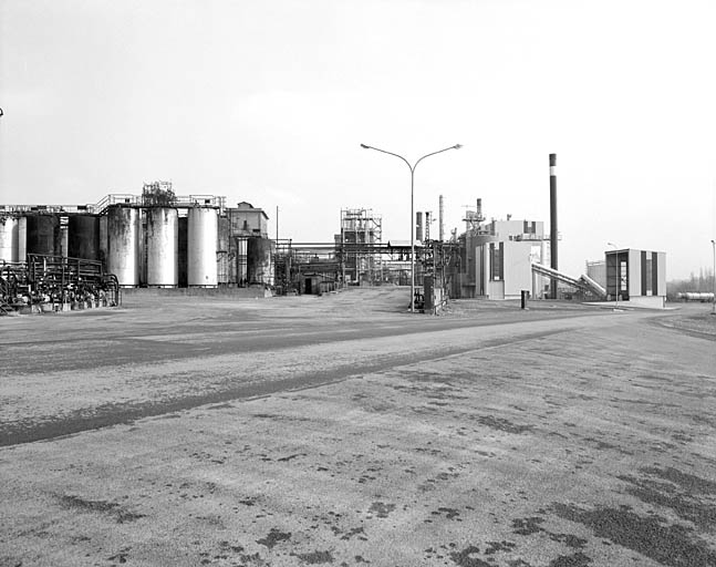 L'ensemble des chaufferies et stockage des produits finis, vus du sud.