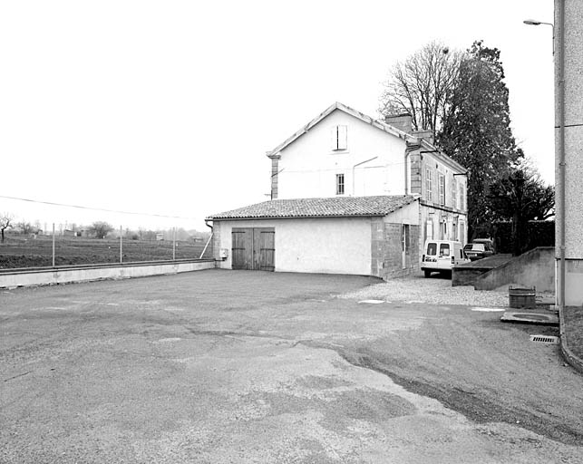 Premier logement patronal, vu de l'ouest.