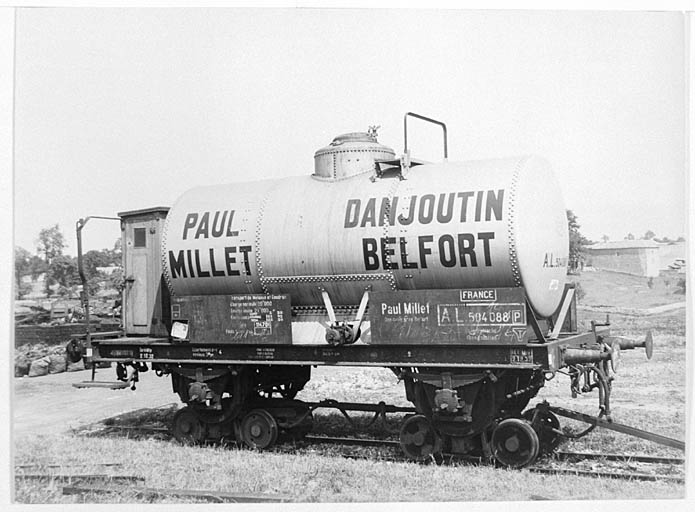 Système de transport des wagons SNCF sur rail d'usine.