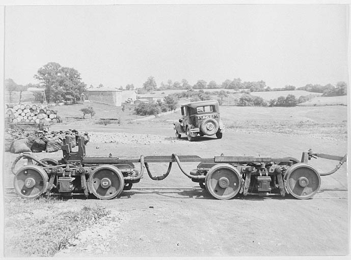 Système de transport des wagons SNCF sur rail d'usine.