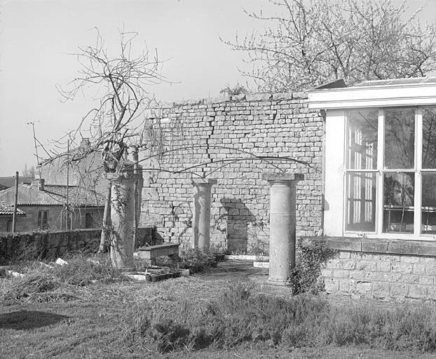 Colonnes doriques dans le jardin.