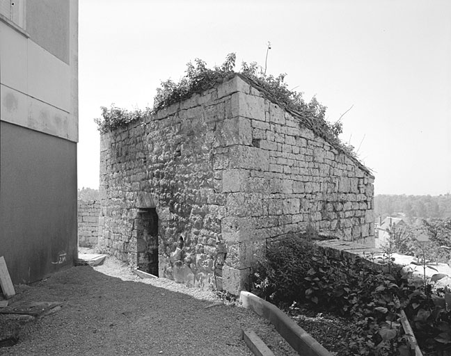 Jardin de l'hôpital, pavillon quadrangulaire vu du nord.