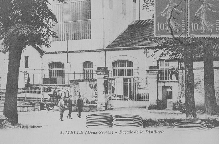 Ancien atelier de distillation vu du nord vers 1910.