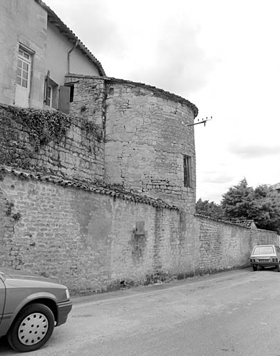 Tour sur la rue des Fossés.
