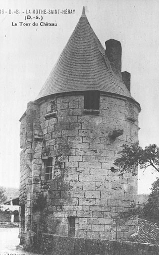 Entrée du château, tour de droite démolie vers 1922.
