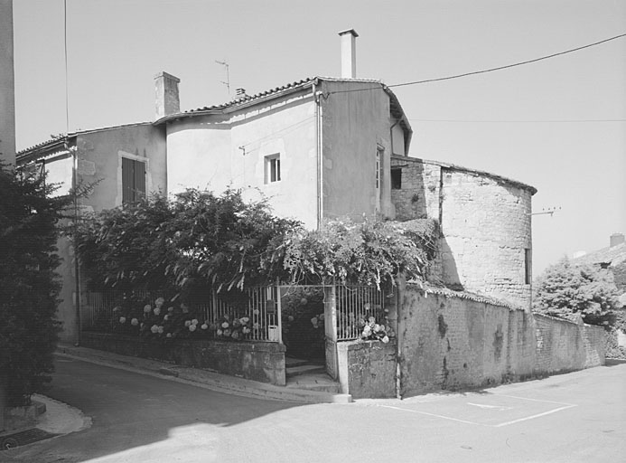 Tour sur la rue des fossés.