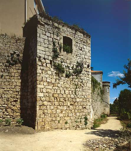 Pavillon quadrangulaire vu du sud.
