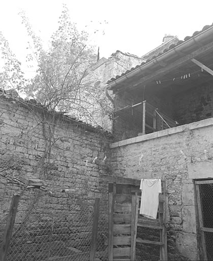 Appentis contre l'ancien mur de fortification.