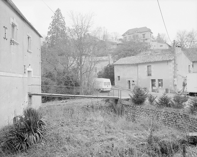 Bâtiments annexes et conciergerie vus du sud ouest.