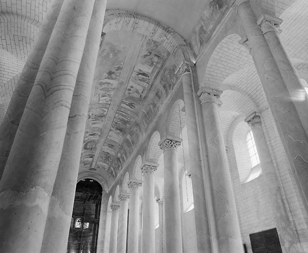 Abbatiale, vaisseau central et collatéral droit vus de l'ouest vers l'est.