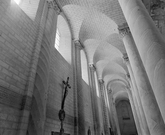 Abbatiale, collatéral droit vu d'est en ouest.