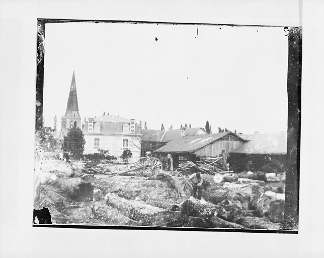 Chantier, aire de stockage des matières premières, logement patronal, hangar.