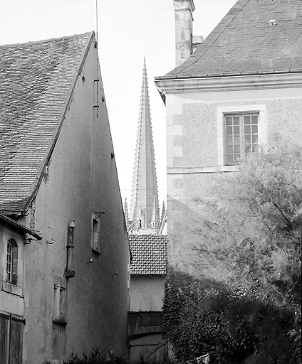 Flèche du clocher porche vue entre les maisons depuis l'est.