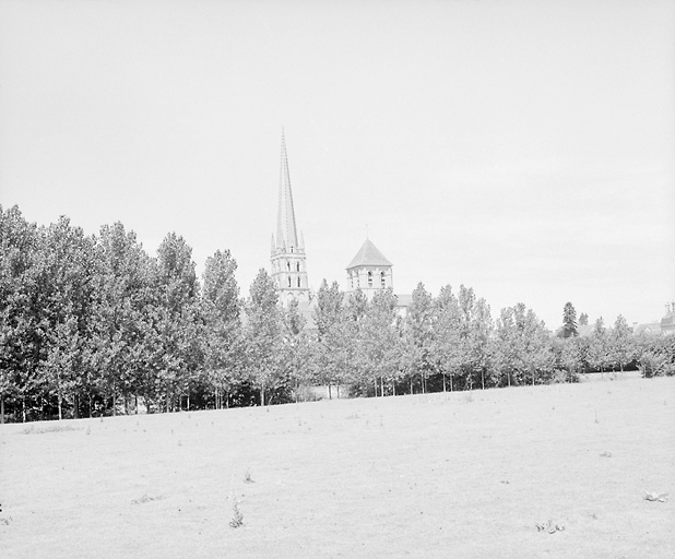 Abbatiale, vue de la rive droite de la Gartempe.