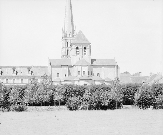 Chevet de l'abbatiale vu depuis la rive droite de la Gartempe.