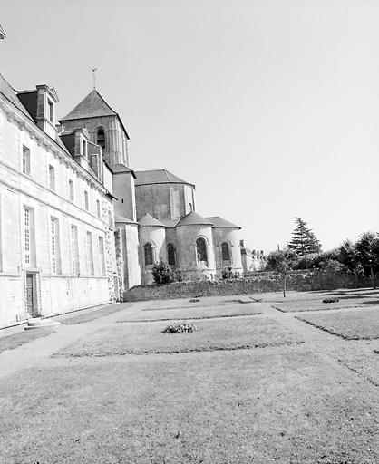 Chevet de l'abbatiale vu depuis le sud.