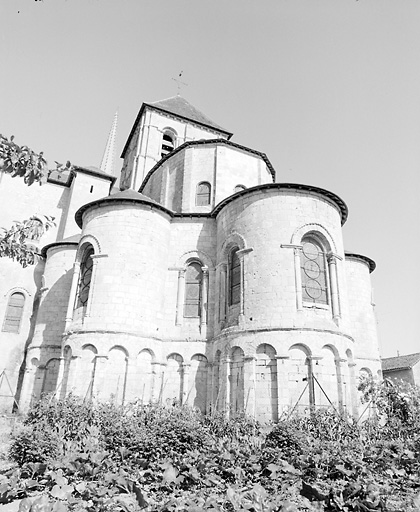 Chevet de l'abbatiale vu depuis le sud est.