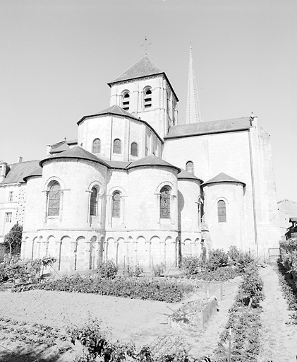 Chevet de l'abbatiale vu depuis le nord est.