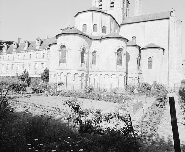 Chevet de l'abbatiale vu depuis le nord est.