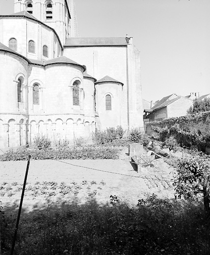 Chevet et bras nord du transept de l'abbatiale vus depuis l'est.