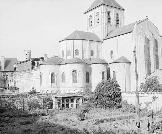 Chevet et bras nord du transept de l'abbatiale vus depuis le nord est.