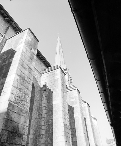 Elévation nord de l'abbatiale et flèche du clocher porche.