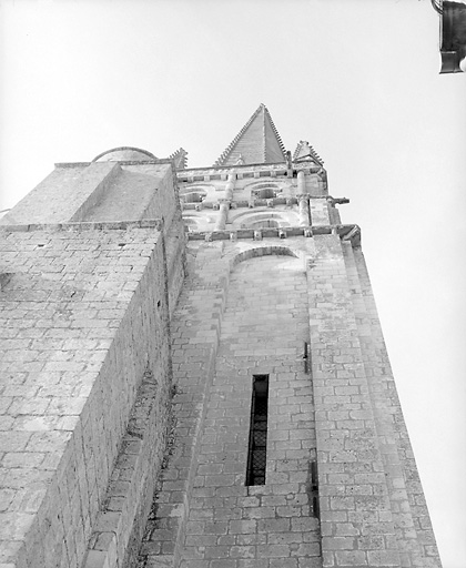 Elévation nord du clocher porche de l'abbatiale.