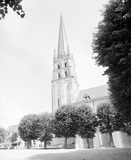 Clocher porche de l'abbatiale vu du sud est.