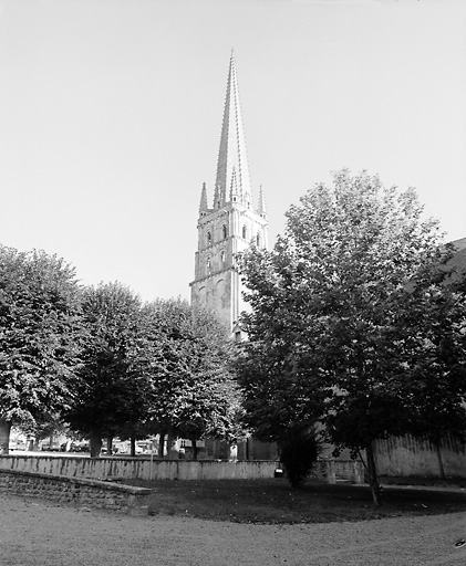 Clocher porche de l'abbatiale vu du sud est.