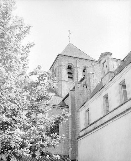 Clocher de la croisée du transept de l'abbatiale vu du sud ouest.