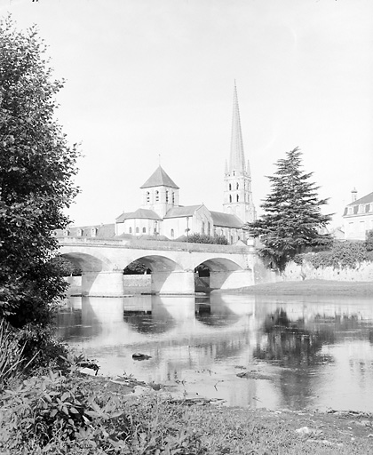 L'abbatiale vue de la rive droite de la Gartempe, depuis le nord est.