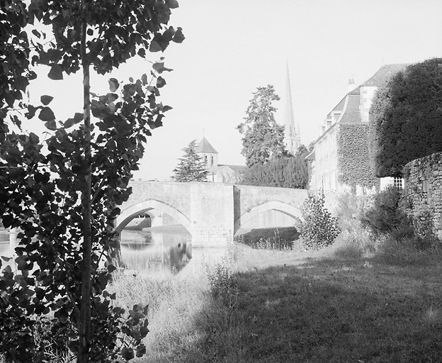 L'abbatiale vue de la rive gauche de la Gartempe, depuis le nord est.