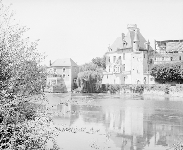 Logis abbatial et moulin vus depuis la rive droite de la Gartempe.