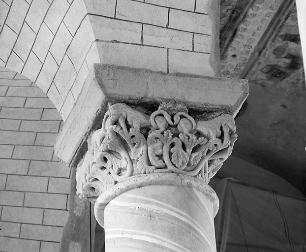 Abbatiale, nef, septième pile nord : faces nord et ouest du chapiteau.