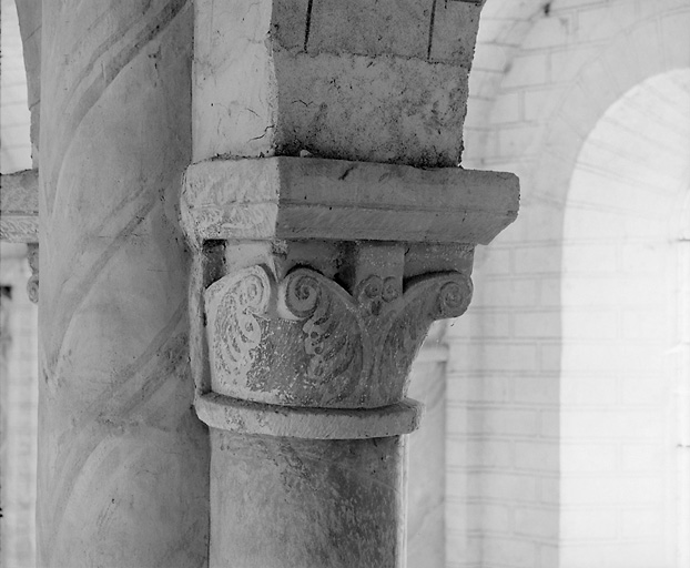 Abbatiale, nef, première pile sud : chapiteau vu depuis la tribune.