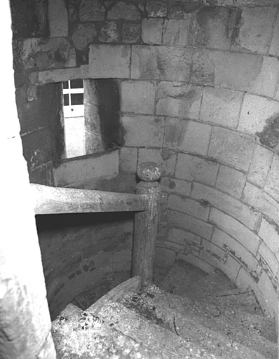 Escalier nord d'accès au deuxième niveau du clocher, vu depuis le haut.