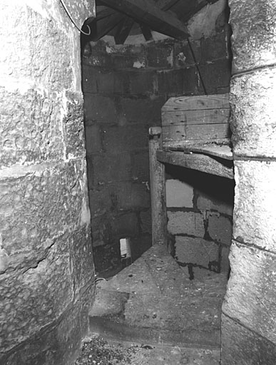 Escalier d'accès du deuxième au troisième niveau du clocher.