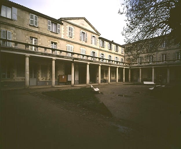 Elévation sur cour d'honneur du bâtiment principal.