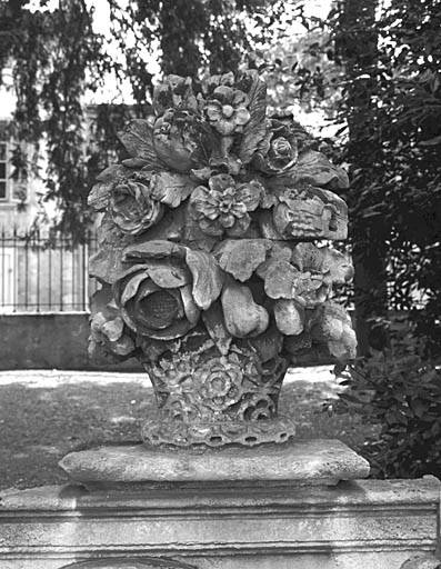 Pot à fleurs provenant du décor intérieur de l'ancienne chapelle, aujourd'hui déposé à l'hôtel d'Orbigny.