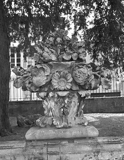 Pot à fleurs provenant du décor intérieur de l'ancienne chapelle, aujourd'hui déposé à l'hôtel d'Orbigny.