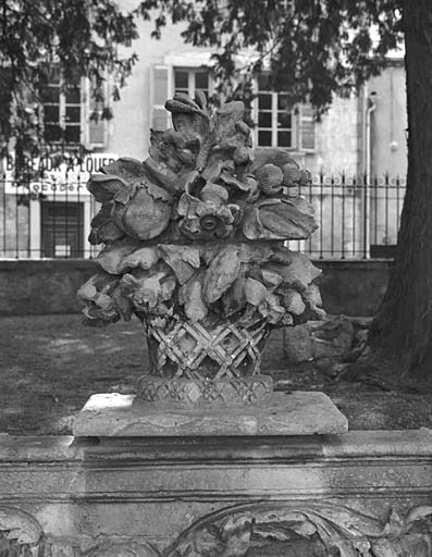 Pot à fleurs et à fruits provenant du décor intétieur de l'ancienne chapelle, aujourd'hui déposé à l'hôtel d'Orbigny.