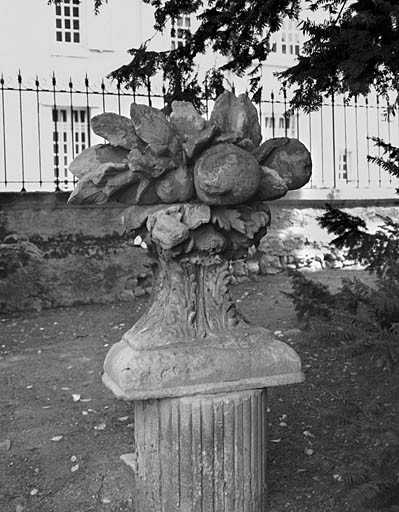 Pot à fruits provenant du décor intérieur de l'ancienne chapelle, aujourd'hui déposé à l'hôtel d'Orbigny.