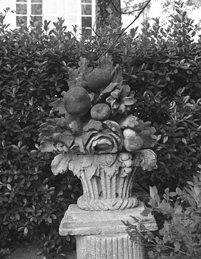 Pot à fleurs et à fruits provenant du décor intérieur de l'ancienne chapelle, aujourd'hui déposé à l'hôtel d'Orbigny.