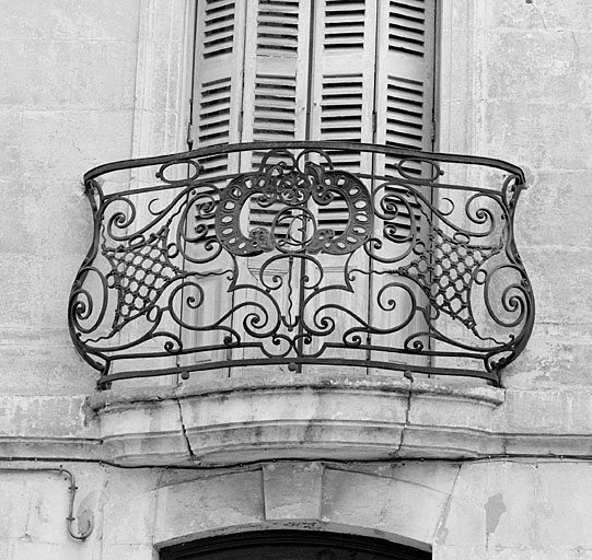 Façade, balcon au deuxième niveau.