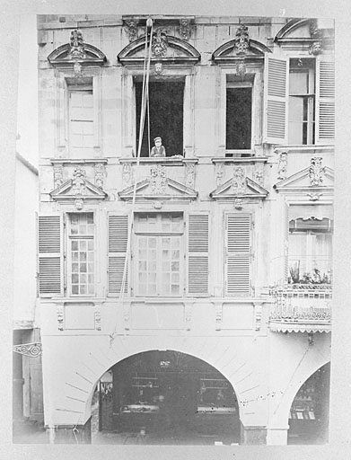 Façade, partie médiane, vue extraite de l'Album Cognacq.