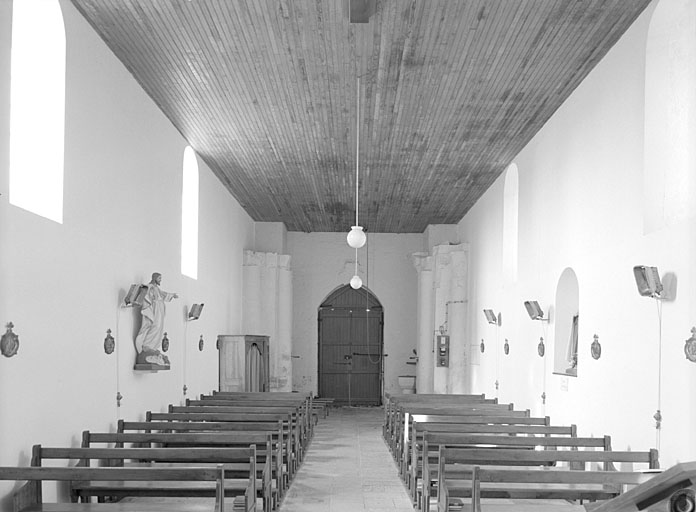 Intérieur, vue vers l'entrée.