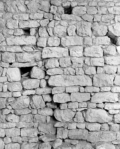 Grange, intérieur, mur nord, reprise à gauche des fenêtres.