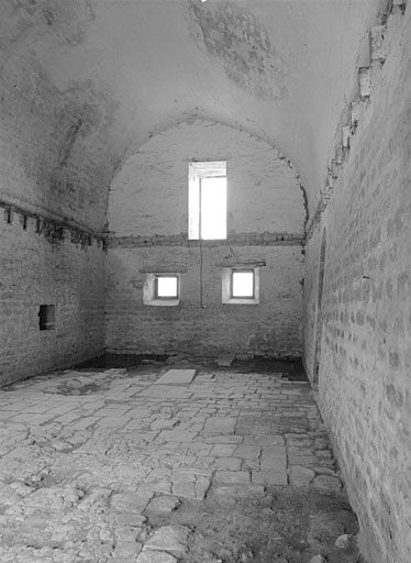 Chapelle, intérieur vu depuis l'entrée.