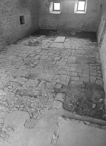 Chapelle, intérieur, sol vu depuis l'entrée.