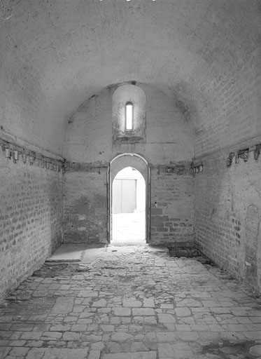 Chapelle, intérieur vu vers l'entrée.